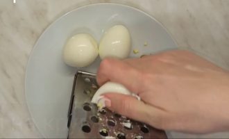 трем яйцо на крупной терке