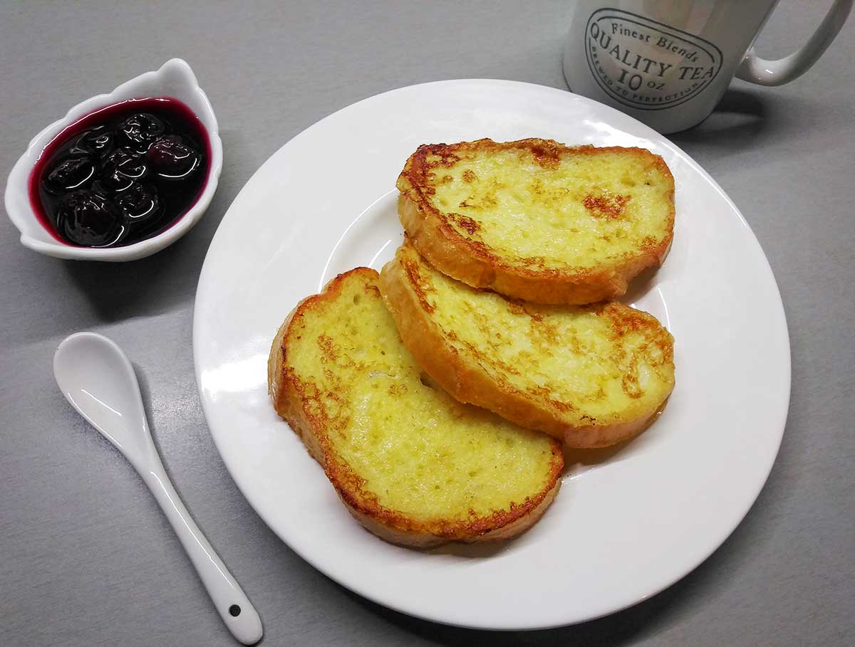 Гренки из батона с яйцом и молоком на сковороде