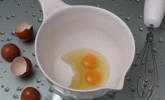 Для приготовления тонких блинов на кефире В глубокую миску разбиваем яйца и добавляем сахар