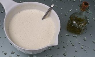 Выливаем готовую жидкую массу с содой в тесто и быстро перемешиваем на небольшой скорости Добавляем в тесто 3 с.л масло растительного, перемешать. Дать постоять минут 25